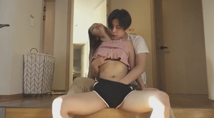 em-gai-nguc-bu-thich-khoe-hang