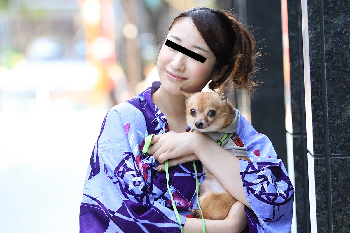 082423_01-nguoi-dep-mac-yukata-dat-cho-di-dao